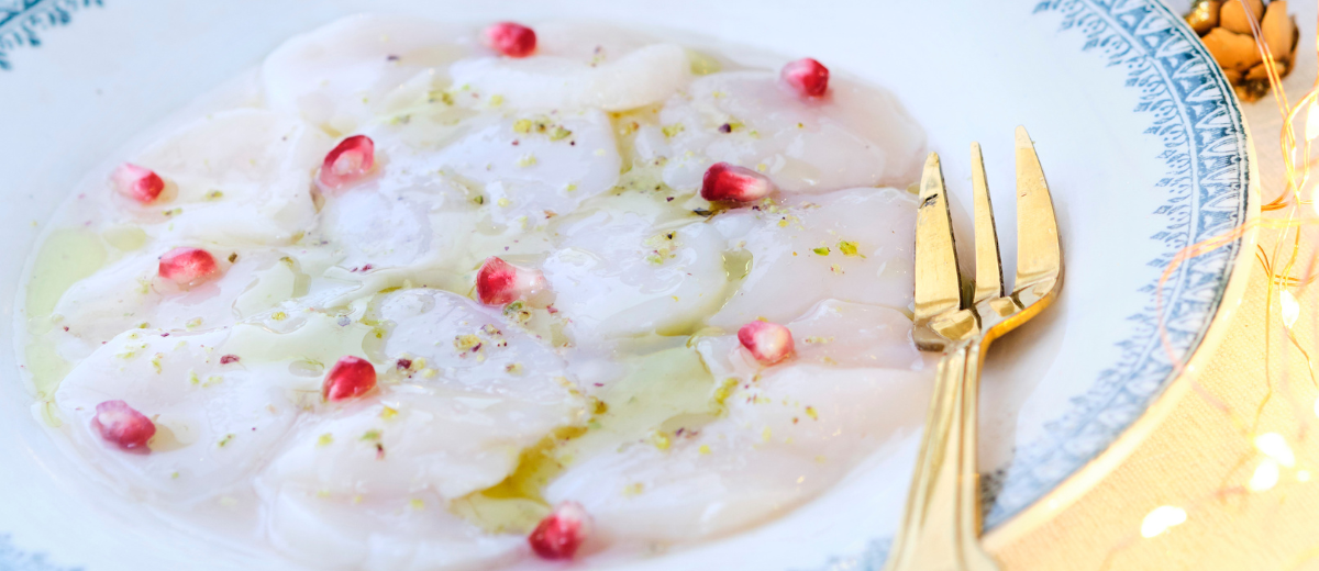 Carpaccio av kamskjell med eple- og kardemommeeddik