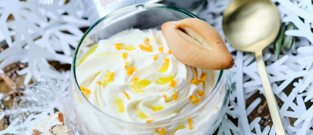 Mousse med appelsin og dadler