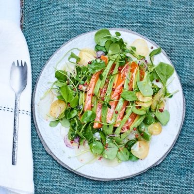 Frisk salat med avokado og marinert laks