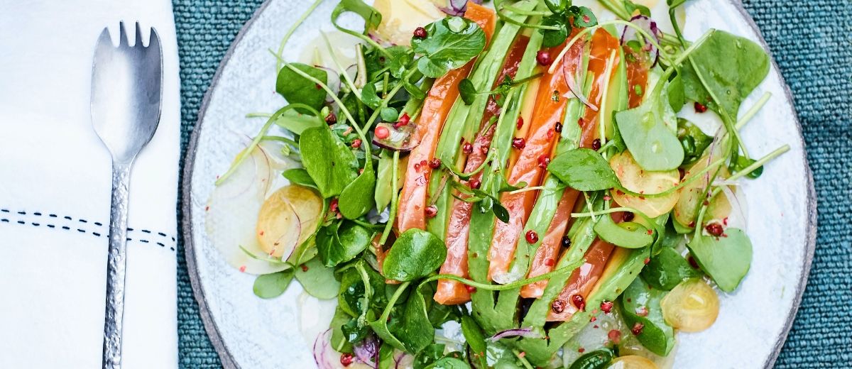Frisk salat med avokado og marinert laks