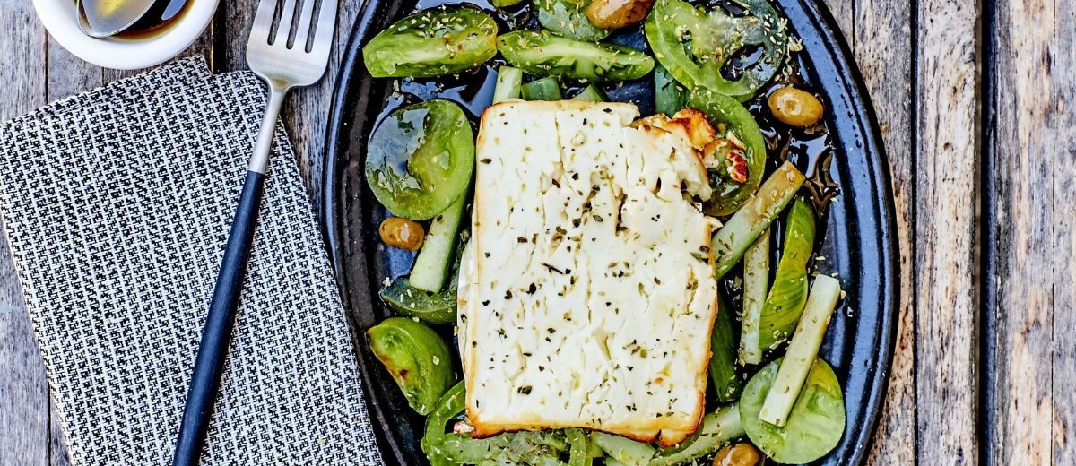 Grillet salat med fetaost og grønne tomater